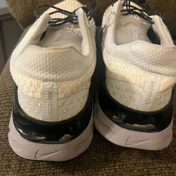 Nike White and Black Sneakers - Picture 2 of 5